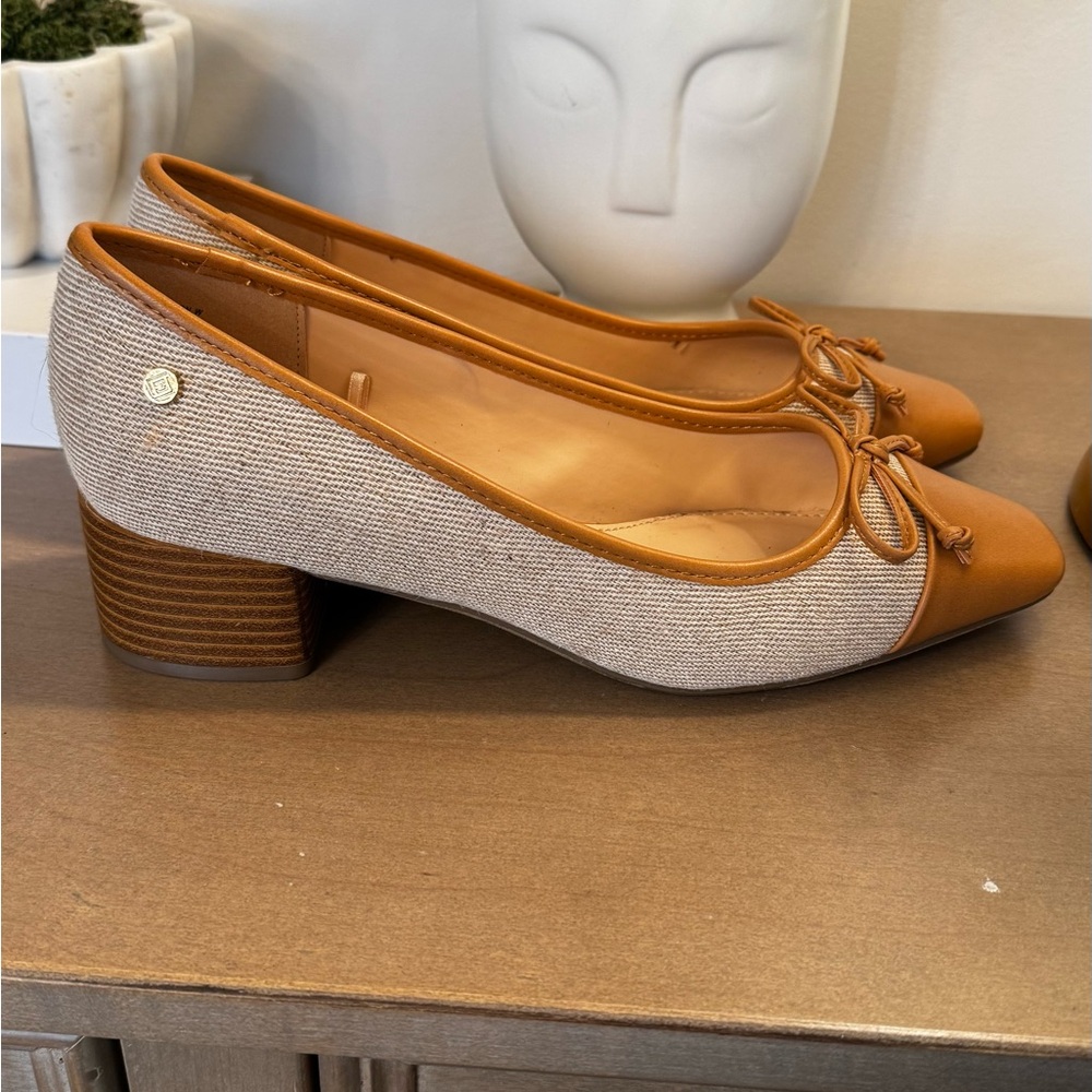 Liz Claiborne Tan and Cream Flats with Bow Detail - Picture 5 of 9
